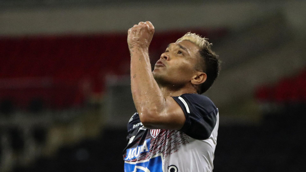 В Колумбии футболиста дисквалифицировали за касание ягодиц девушки-стюарда