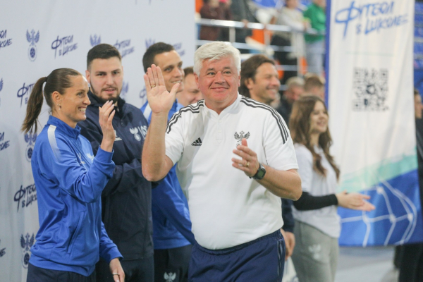 600 школьников Новосибирской области сыграли в футбол с амбассадорами РФС