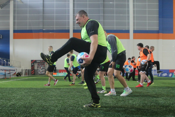 600 школьников Новосибирской области сыграли в футбол с амбассадорами РФС