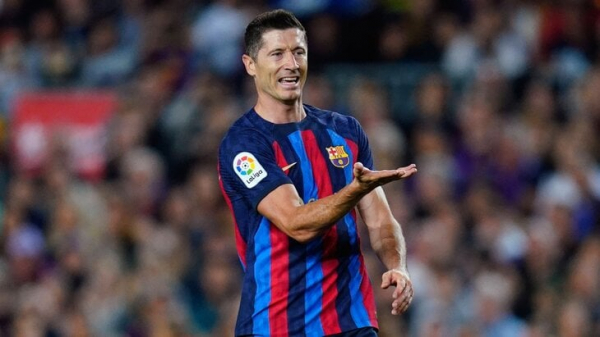 &laquo;Барселона&raquo; в большинстве выиграла у &laquo;Валенсии&raquo;, Левандовский отметился хет-триком