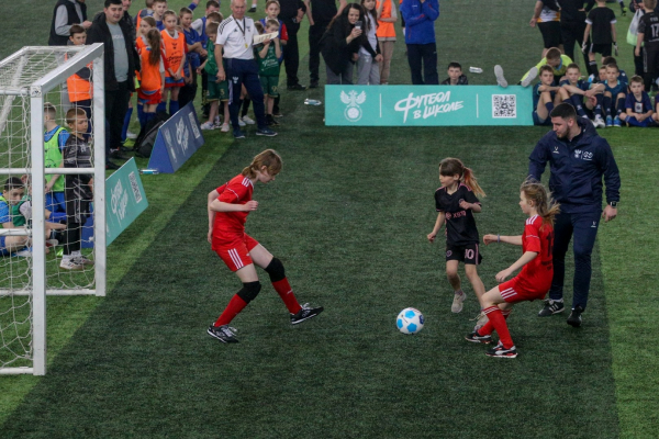 600 школьников Новосибирской области сыграли в футбол с амбассадорами РФС