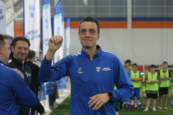 600 школьников Новосибирской области сыграли в футбол с амбассадорами РФС