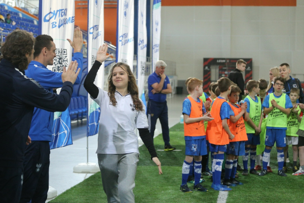 600 школьников Новосибирской области сыграли в футбол с амбассадорами РФС
