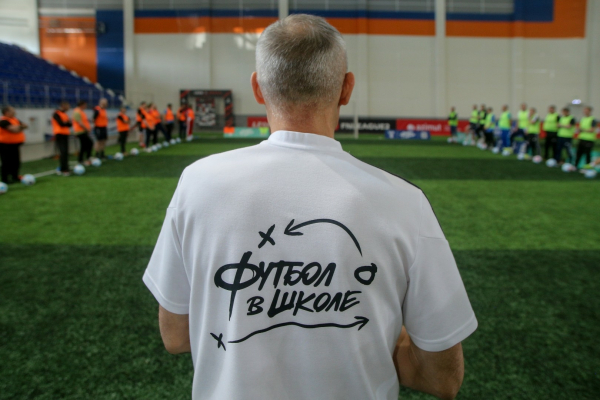 600 школьников Новосибирской области сыграли в футбол с амбассадорами РФС