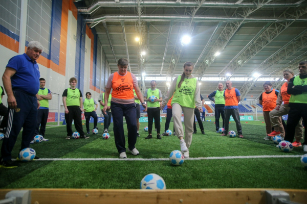 600 школьников Новосибирской области сыграли в футбол с амбассадорами РФС