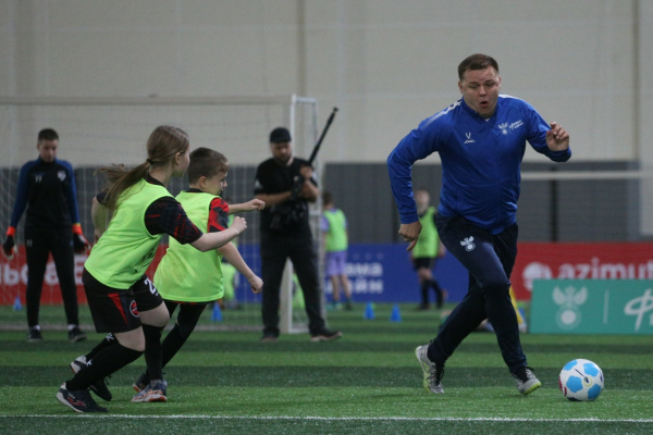 600 школьников Новосибирской области сыграли в футбол с амбассадорами РФС