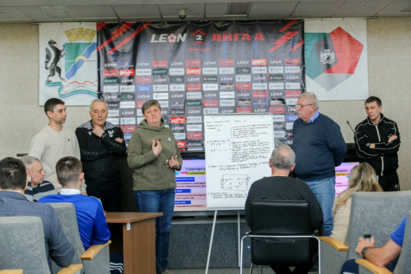 600 школьников Новосибирской области сыграли в футбол с амбассадорами РФС