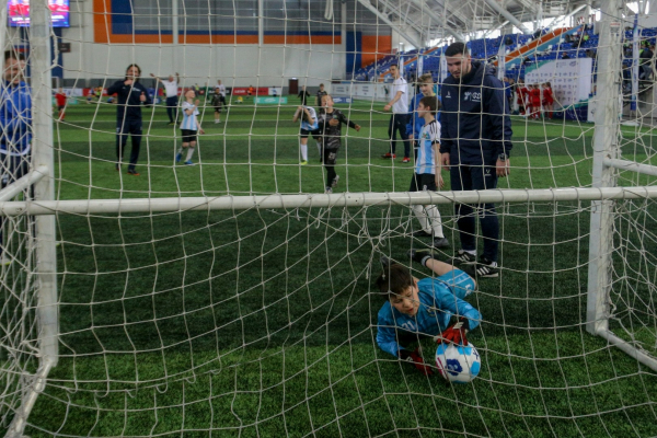 600 школьников Новосибирской области сыграли в футбол с амбассадорами РФС