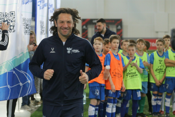 600 школьников Новосибирской области сыграли в футбол с амбассадорами РФС