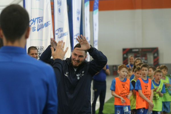 600 школьников Новосибирской области сыграли в футбол с амбассадорами РФС