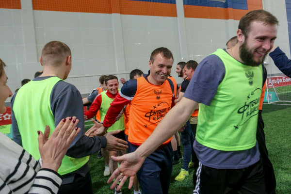 600 школьников Новосибирской области сыграли в футбол с амбассадорами РФС