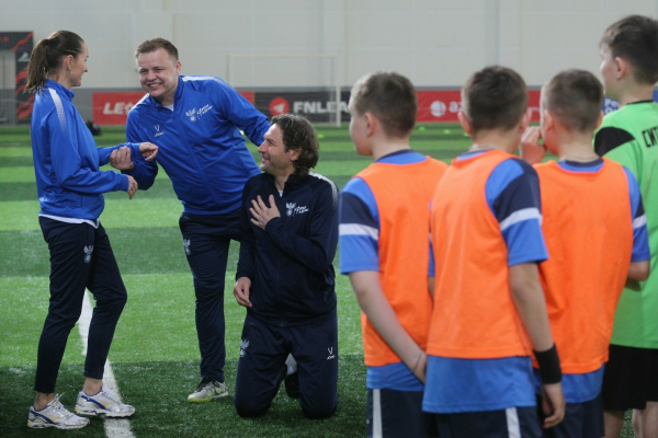 600 школьников Новосибирской области сыграли в футбол с амбассадорами РФС