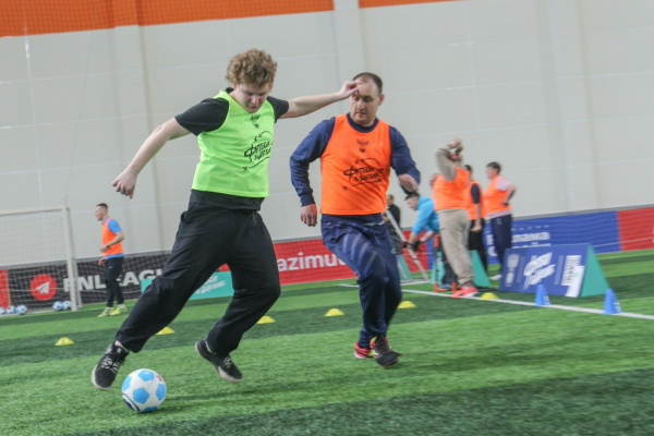 600 школьников Новосибирской области сыграли в футбол с амбассадорами РФС