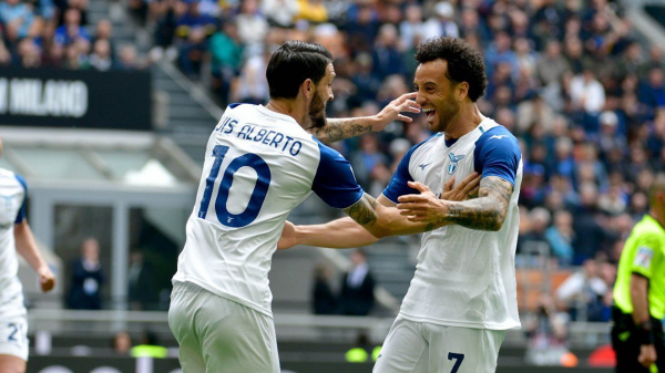 Гол Дзакканьи принес футболистам "Лацио" победу над "Вероной" 