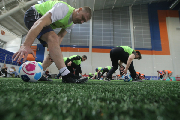 600 школьников Новосибирской области сыграли в футбол с амбассадорами РФС