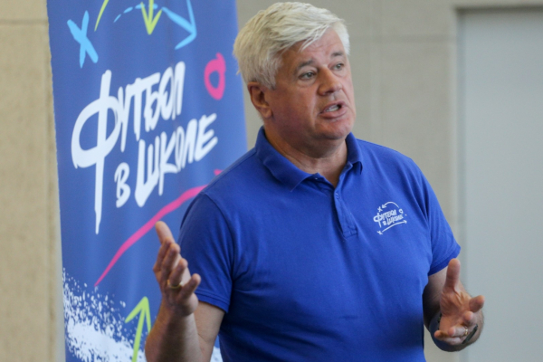 600 школьников Новосибирской области сыграли в футбол с амбассадорами РФС