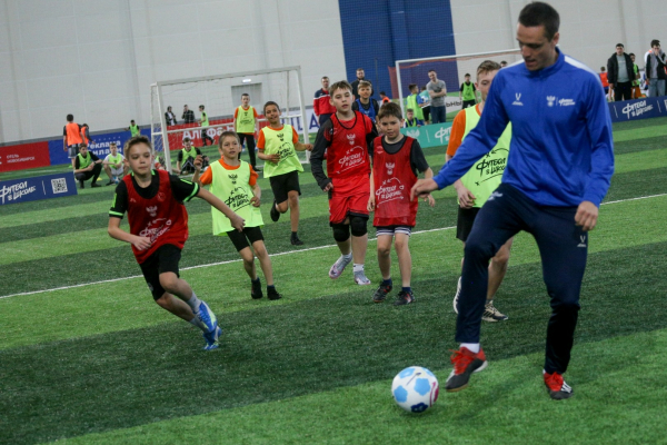 600 школьников Новосибирской области сыграли в футбол с амбассадорами РФС