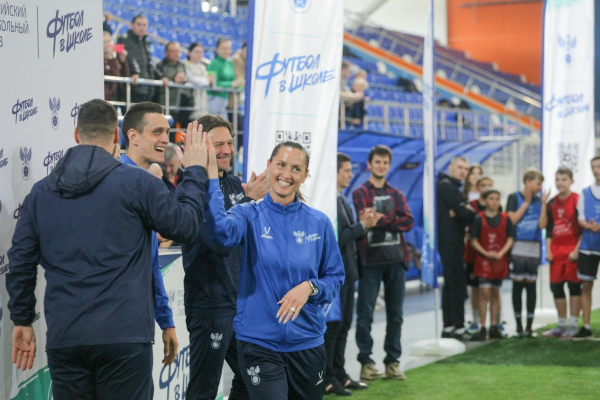 600 школьников Новосибирской области сыграли в футбол с амбассадорами РФС