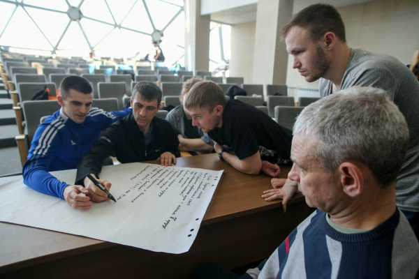 600 школьников Новосибирской области сыграли в футбол с амбассадорами РФС