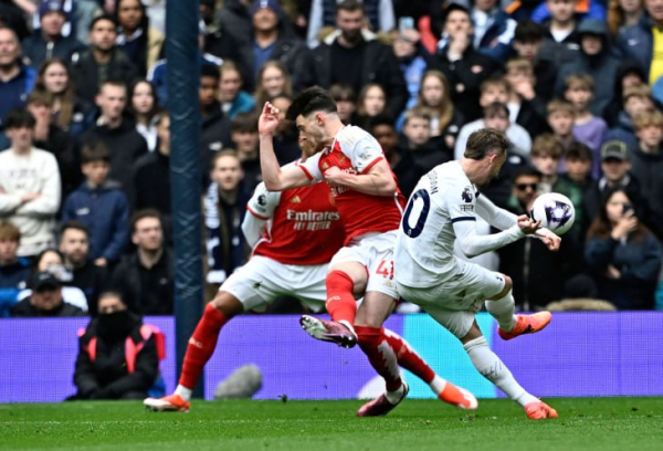 День Святого Тоттерингема. &laquo;Арсенал&raquo; сдержал &laquo;Шпоры&raquo; и продолжает борьбу за титул