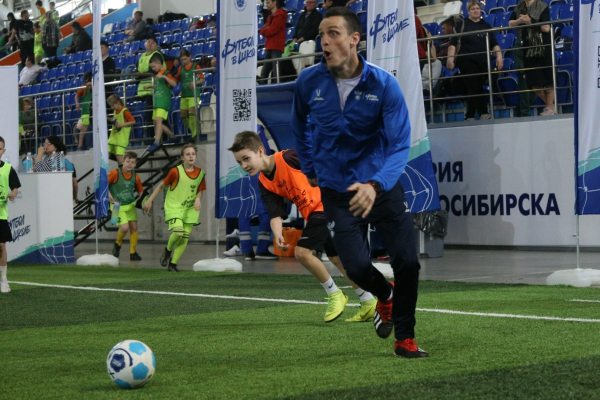 600 школьников Новосибирской области сыграли в футбол с амбассадорами РФС