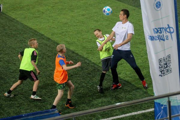 600 школьников Новосибирской области сыграли в футбол с амбассадорами РФС