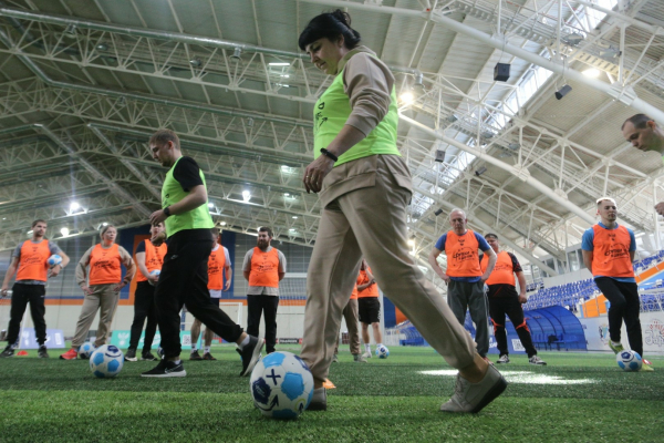 600 школьников Новосибирской области сыграли в футбол с амбассадорами РФС