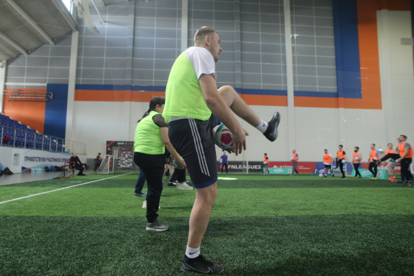 600 школьников Новосибирской области сыграли в футбол с амбассадорами РФС