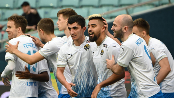 Перед гостевым матчем с "Ахматом" отравились 14 футболистов "Сочи"