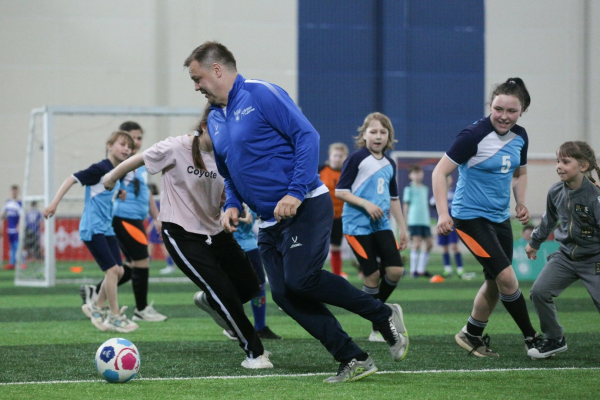 600 школьников Новосибирской области сыграли в футбол с амбассадорами РФС