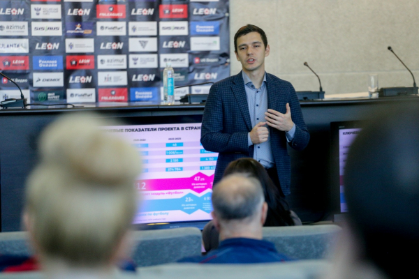 600 школьников Новосибирской области сыграли в футбол с амбассадорами РФС