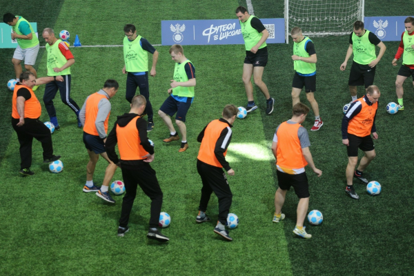 600 школьников Новосибирской области сыграли в футбол с амбассадорами РФС