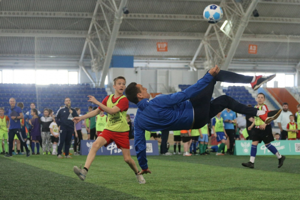 600 школьников Новосибирской области сыграли в футбол с амбассадорами РФС