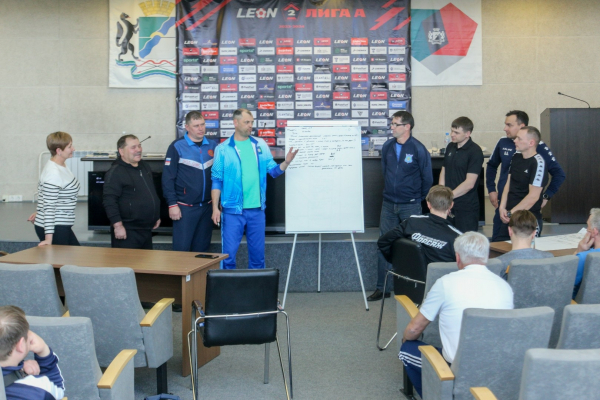 600 школьников Новосибирской области сыграли в футбол с амбассадорами РФС