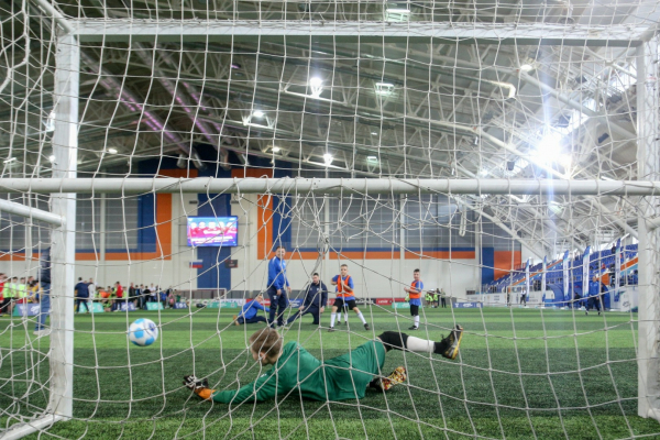 600 школьников Новосибирской области сыграли в футбол с амбассадорами РФС