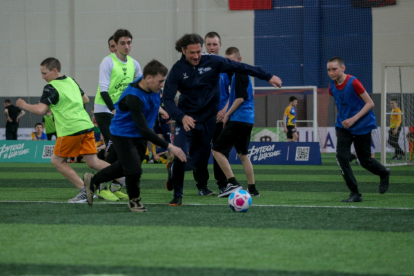 600 школьников Новосибирской области сыграли в футбол с амбассадорами РФС