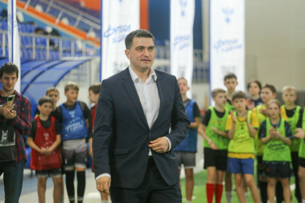 600 школьников Новосибирской области сыграли в футбол с амбассадорами РФС