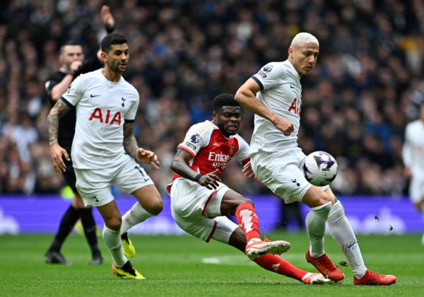 День Святого Тоттерингема. &laquo;Арсенал&raquo; сдержал &laquo;Шпоры&raquo; и продолжает борьбу за титул