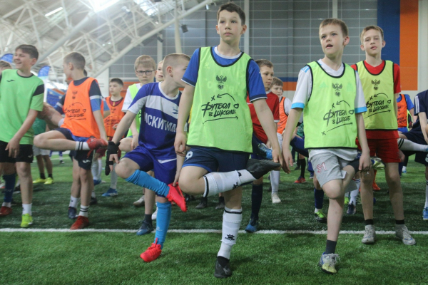 600 школьников Новосибирской области сыграли в футбол с амбассадорами РФС