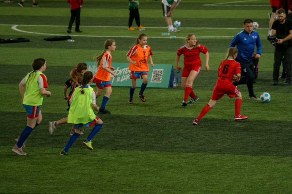600 школьников Новосибирской области сыграли в футбол с амбассадорами РФС