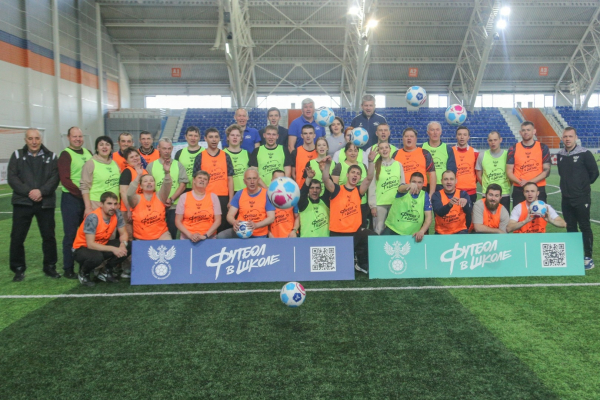 600 школьников Новосибирской области сыграли в футбол с амбассадорами РФС