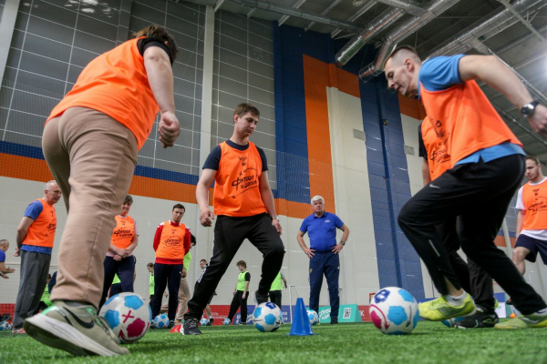 600 школьников Новосибирской области сыграли в футбол с амбассадорами РФС