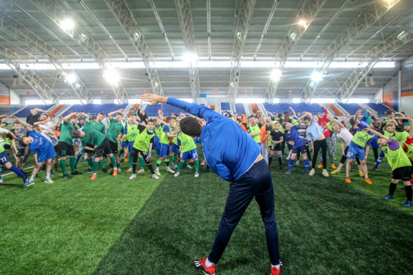 600 школьников Новосибирской области сыграли в футбол с амбассадорами РФС