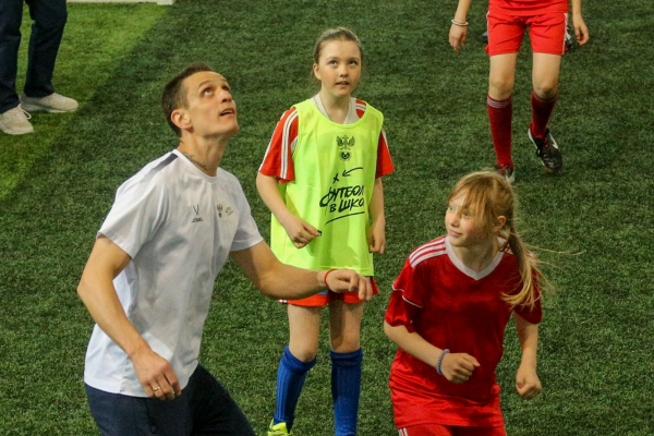 600 школьников Новосибирской области сыграли в футбол с амбассадорами РФС