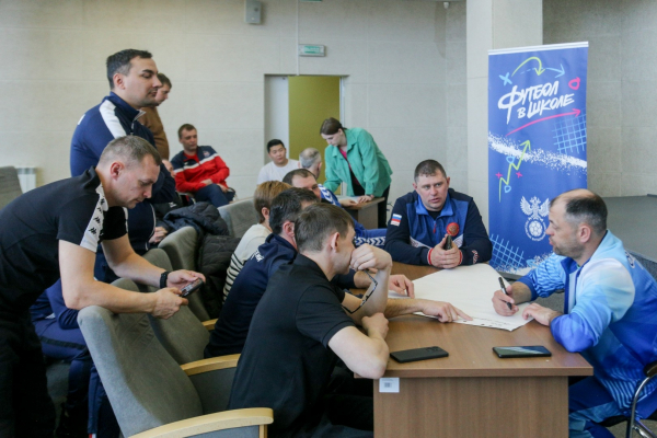 600 школьников Новосибирской области сыграли в футбол с амбассадорами РФС