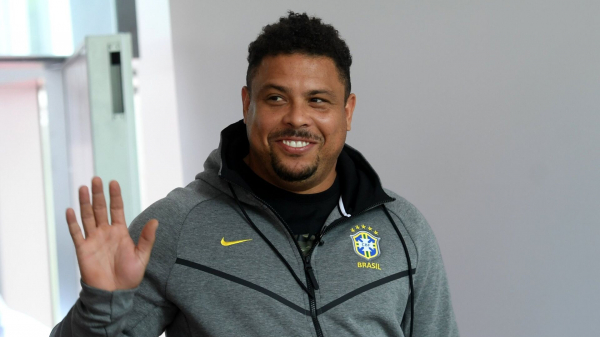 Двукратный чемпион мира по футболу Роналдо продал бразильский клуб "Крузейро"