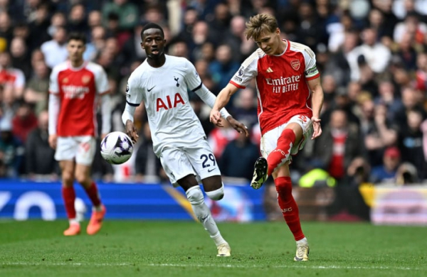 День Святого Тоттерингема. &laquo;Арсенал&raquo; сдержал &laquo;Шпоры&raquo; и продолжает борьбу за титул