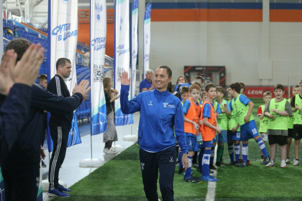 600 школьников Новосибирской области сыграли в футбол с амбассадорами РФС