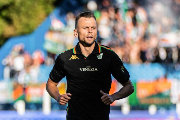 12 известных российских футболистов свободных агентов: Дзюба, Джикия, Миранчук, Черышев, Полоз, Крицюк, Шунин, Гильерме