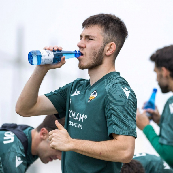 12 известных российских футболистов свободных агентов: Дзюба, Джикия, Миранчук, Черышев, Полоз, Крицюк, Шунин, Гильерме